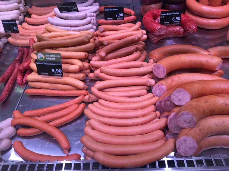 charcuterie-CARQUEIRANNE-min_sausages_meat_butchery-1069321